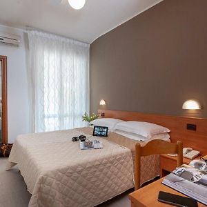 Hotel Pierre Riccione Exterior photo